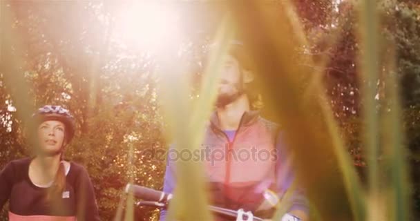 山地自行车夫妇指着性质 — 图库视频影像