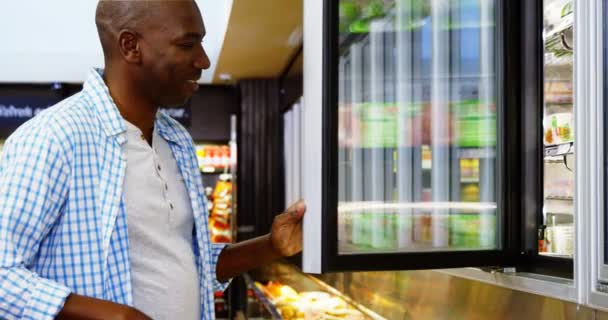 Homme faisant du shopping dans la section épicerie — Video