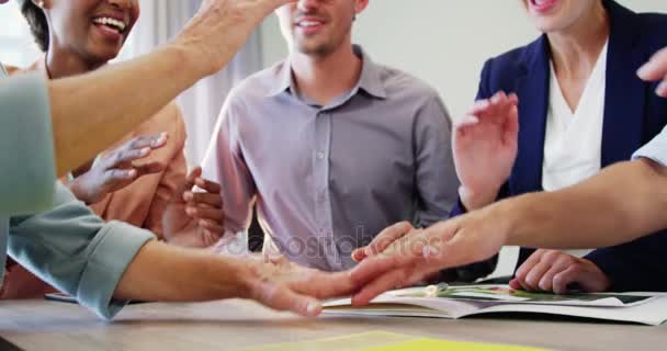 Empresarios formando manos apilan — Vídeo de stock