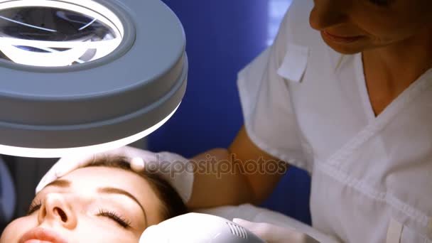 Lekarz daje masaż twarzy poprzez soniclifting — Wideo stockowe