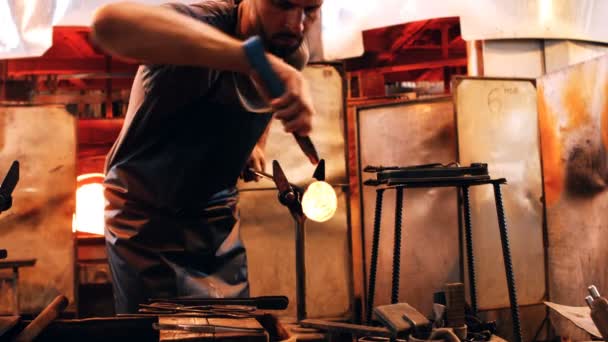 Erimiş cam şekillendirme glassblower — Stok video