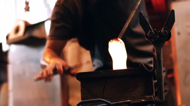 Glasbläser arbeiten an geschmolzenem Glas — Stockvideo