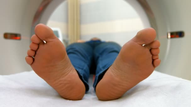 Paciente carregado na máquina de ressonância magnética — Vídeo de Stock