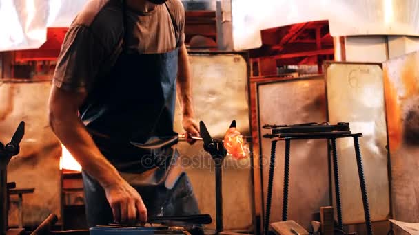 Glassblower shaping molten glass — Stock Video