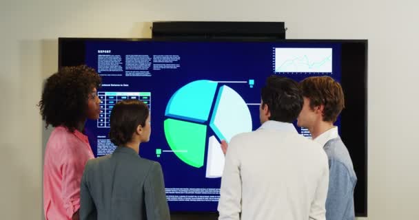 Geschäftsleute interagieren über Kuchendiagramm — Stockvideo