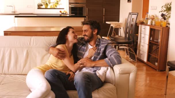 Paar entspannt sich auf Sofa — Stockvideo