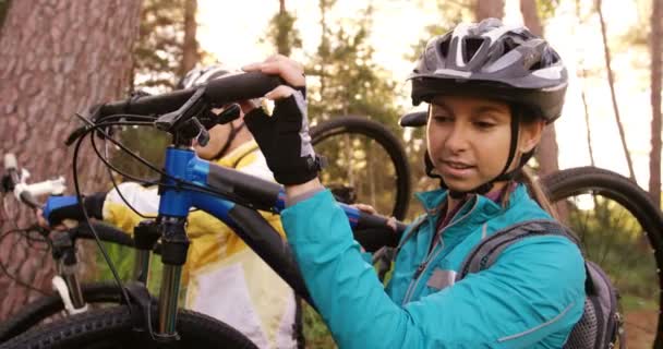 Górskie Kolarstwo para przewozu rowerów — Wideo stockowe