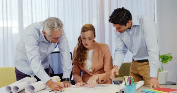 Empresária e colegas de trabalho discutindo o projeto — Vídeo de Stock