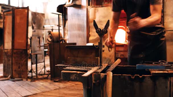 Vidrio de recalentamiento del ventilador en el horno — Vídeos de Stock