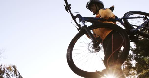 Motociclista de montanha transportando bicicleta — Vídeo de Stock