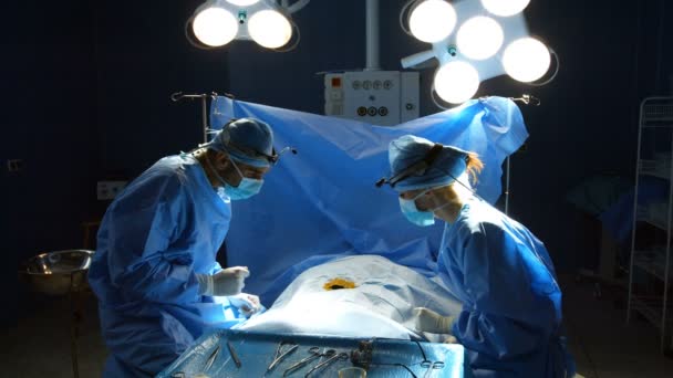 Cirurgiões dançando após operação bem sucedida — Vídeo de Stock