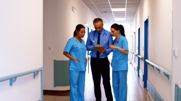 Médecin et infirmières discuter sur tablette numérique — Video