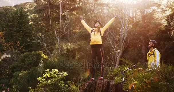 Emocionado ciclista de montaña mujer — Vídeo de stock