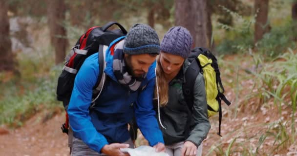 Pareja de excursionistas mirando el mapa — Vídeo de stock