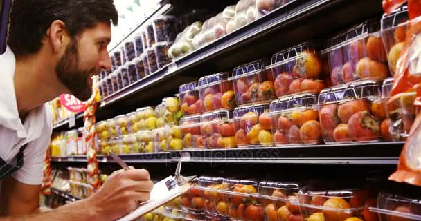 Pessoal masculino mantendo registros de frutas — Vídeo de Stock