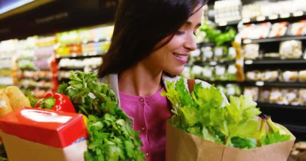 Femme tenant sac d'épicerie — Video