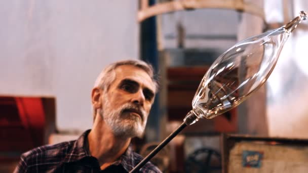 Формування скляного змішувача розплавленого скла — стокове відео