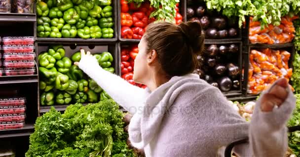 Mujer comprar pimiento en la sección orgánica — Vídeo de stock