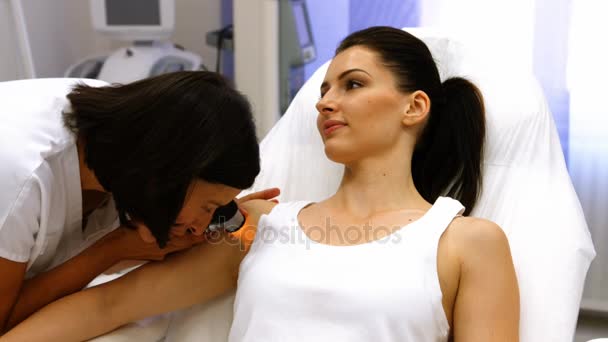 Doctor realizando depilación láser — Vídeo de stock