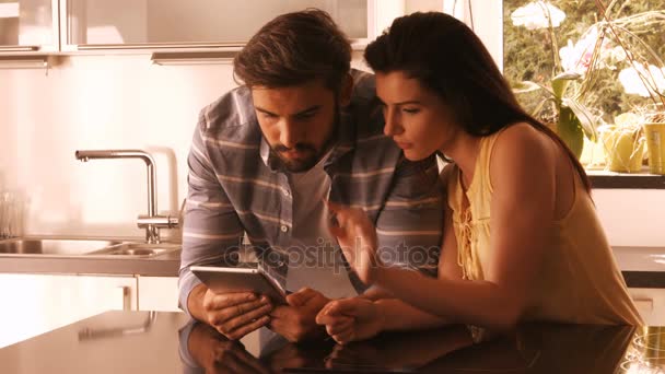 Pareja usando tableta digital en la cocina — Vídeos de Stock