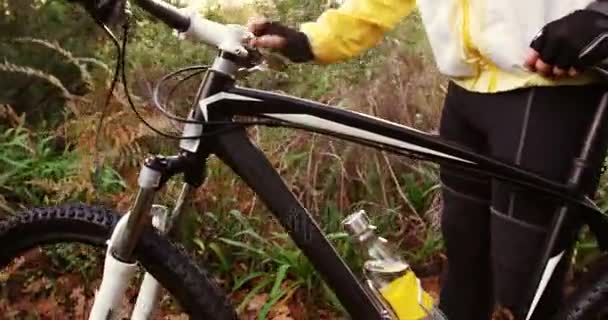 Hombre ciclista de montaña agua potable — Vídeo de stock