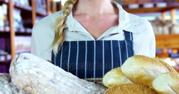 Kadın personeli ekmek sayaç — Stok video