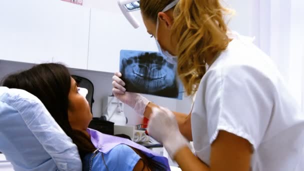 牙科医生与女病人讨论 x 射线 — 图库视频影像