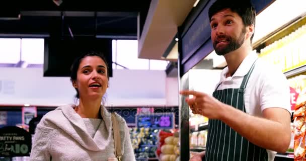 Müşteri alışveriş yardımcı erkek personel — Stok video