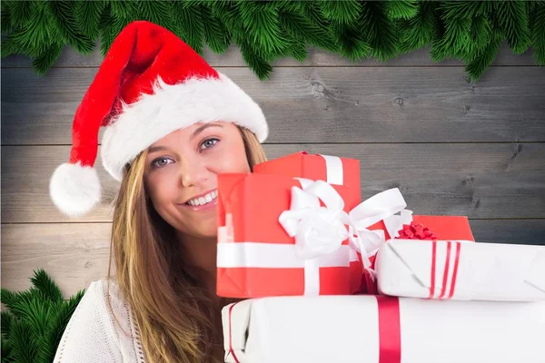 Santa şapka hediye kutuları yığını ile kadında — Stok fotoğraf