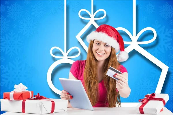 Kvinna i santa hatt gör online shopping — Stockfoto