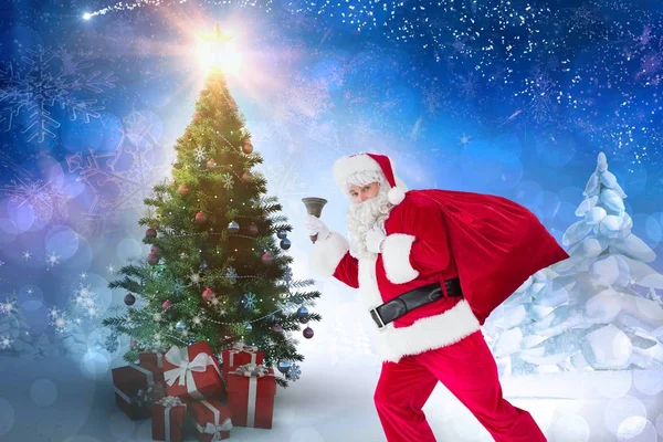 Mujer en traje de Santa celebración de regalos — Foto de Stock