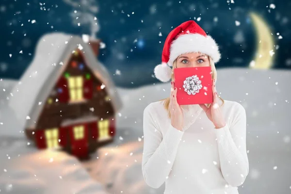 美丽的女人，在圣诞老人的帽子，拿着一份礼物盒 — 图库照片