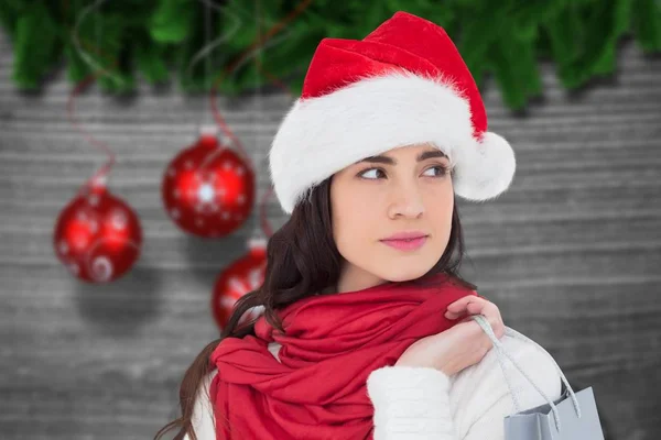 Santa şapka bir alışveriş çantası tutan kadın — Stok fotoğraf