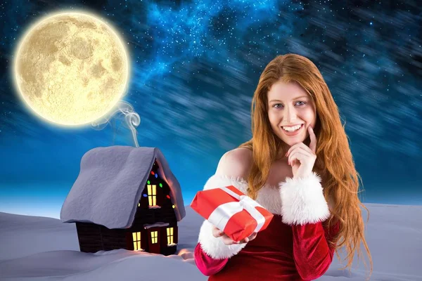 Donna felice in possesso di regalo di Natale — Foto Stock