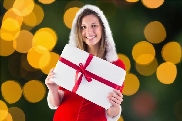 Žena v kostýmu santa držící dárek — Stock fotografie