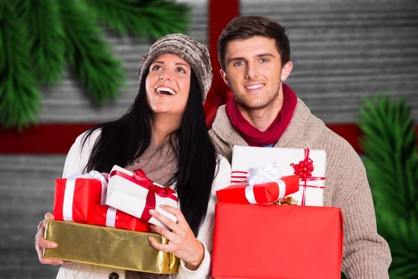Feliz pareja sosteniendo pila de regalos —  Fotos de Stock