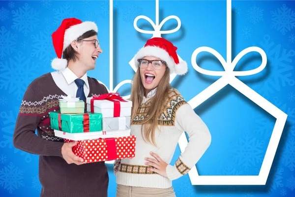 Pareja en santa hat celebración de regalos de Navidad —  Fotos de Stock