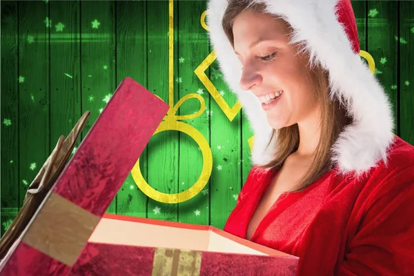 Aufgeregte Frau öffnet Weihnachtsgeschenk — Stockfoto