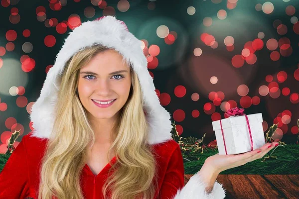 Žena v kostýmu santa držící vánoční dárek — Stock fotografie