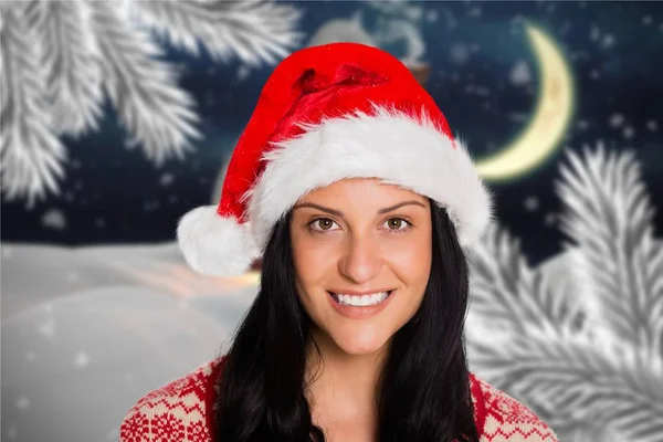 Donna in cappello di Babbo Natale sorridente alla fotocamera — Foto Stock