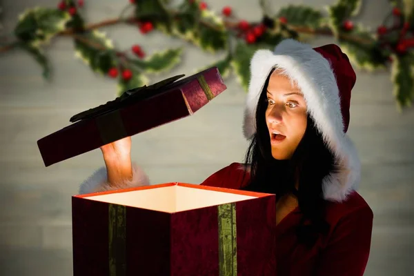Überraschte Frau im Weihnachtsmannkostüm — Stockfoto