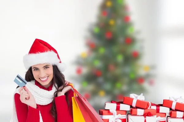 Kvinna i santa hatt hålla kreditkort — Stockfoto