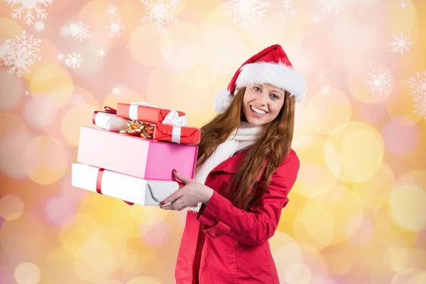 Mujer en traje de santa celebración de un regalo de Navidad — Foto de Stock