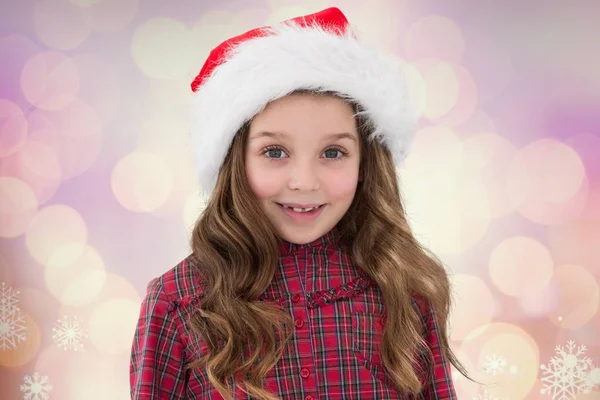 Ragazza in cappello Babbo Natale sorridente alla macchina fotografica — Foto Stock