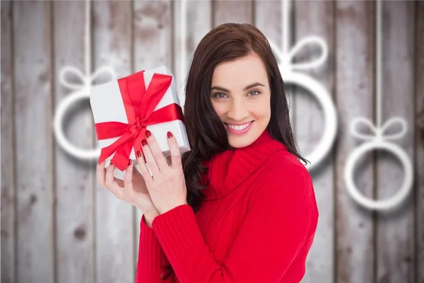 Mujer sosteniendo un regalo de Navidad —  Fotos de Stock