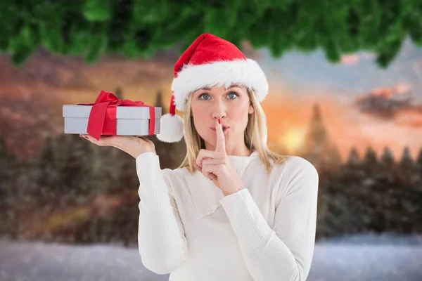 Frau mit Weihnachtsmannhut hält eine Geschenkbox in der Hand — Stockfoto
