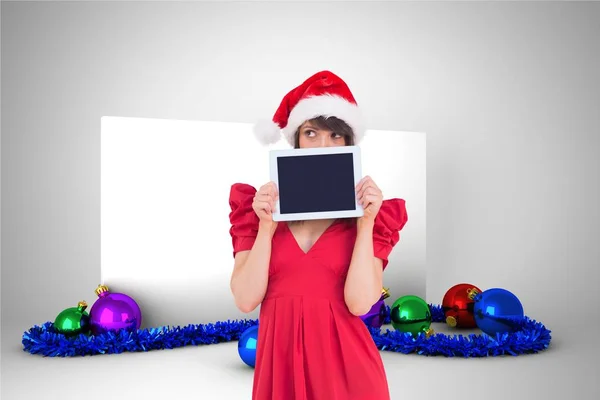 圣诞老人的帽子，拿着一块空白的黑板的女人 — 图库照片