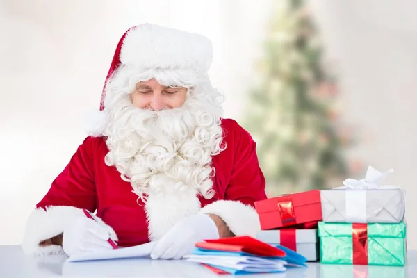 Papai Noel escrevendo uma carta — Fotografia de Stock