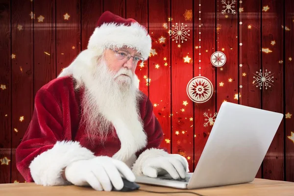 Santa claus pomocí přenosného počítače — Stock fotografie