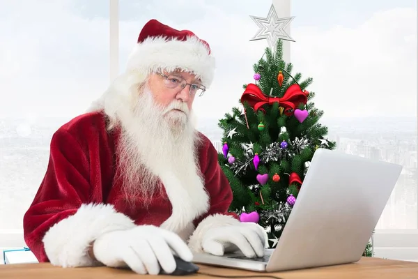 Weihnachtsmann mit Laptop — Stockfoto